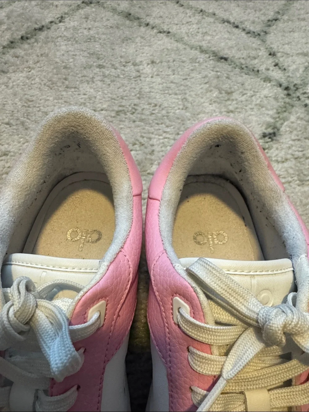 Alo Yoga - Recovery Mode Sneakers in Pink/White size 9